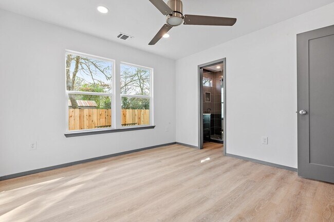 Building Photo - 905 N Lincoln St