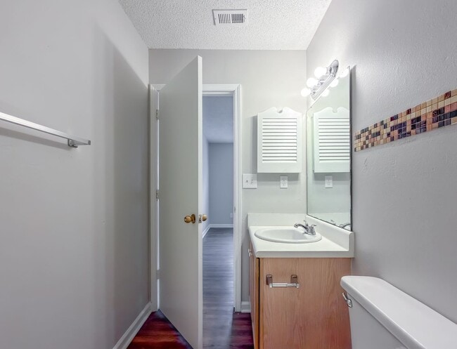 Building Photo - LOVELY SE 3/2 w/ New Paint, Fireplace, Fenced Yard, Vaulted Ceilings, Washer/Dryer, & No Carpet! ...
