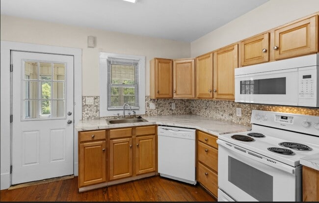 Building Photo - Vintage Charm, 4 BR, Spacious, Close To Ev...