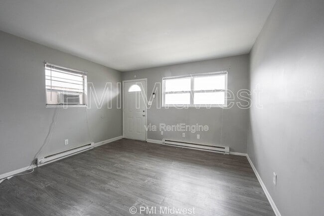 Building Photo - 823 Iowa St