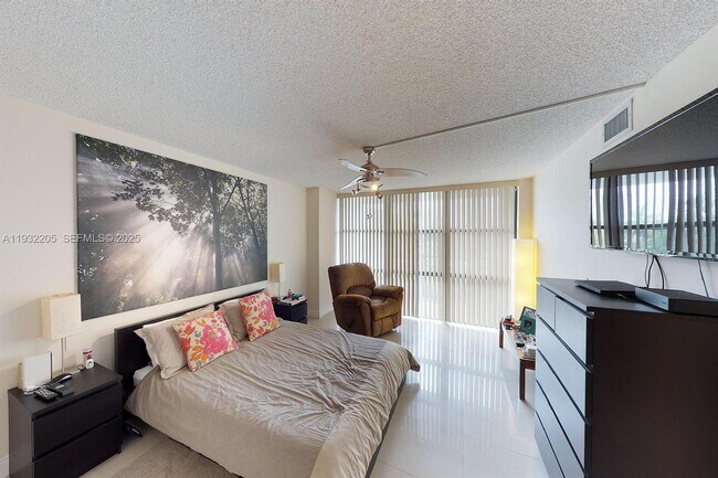 Building Photo - 1000 Parkview Dr