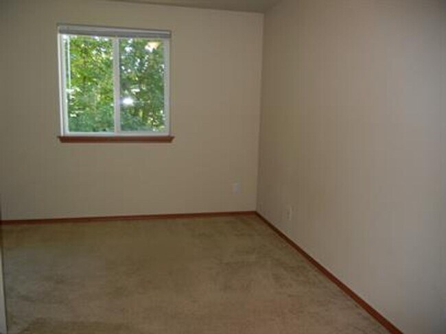 Building Photo - 3 Bedroom 2.5 Bath located in Tumwater