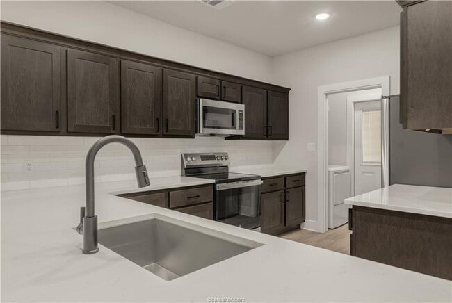 Building Photo - 4 Bed, 4 Bath Brand New Barracks Unit for ...