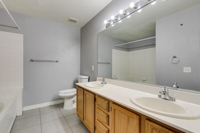 Building Photo - CUTE AND COZY 1 BEDROOM UNIT WITH TONS OF UPGRADES*COMMUNITY AMENITIES*