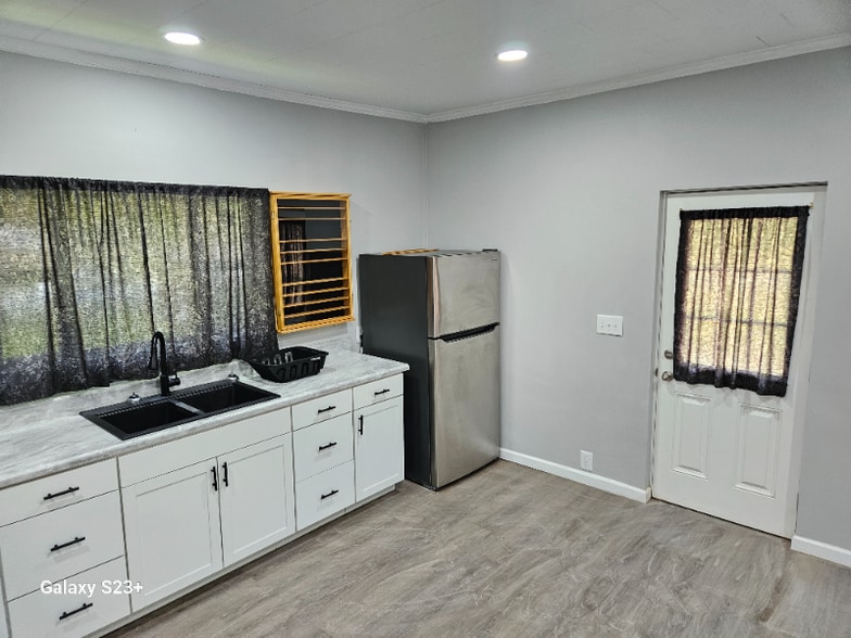 Building Photo - 513 Main St