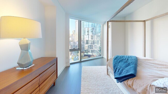 Building Photo - 635 W 59th St