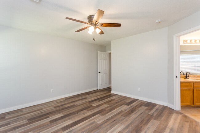 Building Photo - 5211 Bay Pines Dr