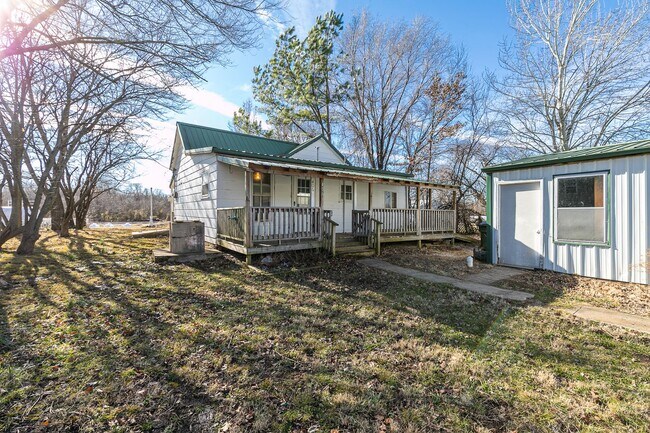 Building Photo - 2 Bedroom | 1 Bathroom | With a Large Deta...