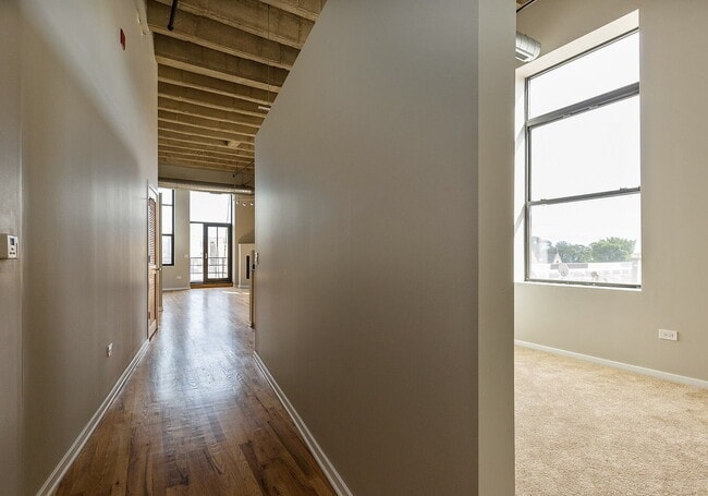 Building Photo - "Modern 2-Bed, 2-Bath Gem in Chicago's Heart – Fully Equipped for Urban Living!"