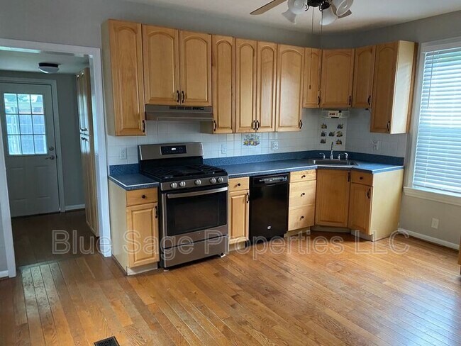 Building Photo - 913 8th Ave