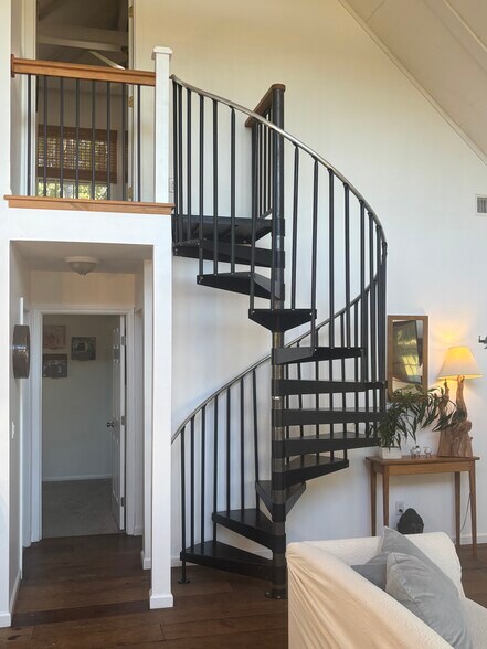 Building Photo - 44 W River Dr