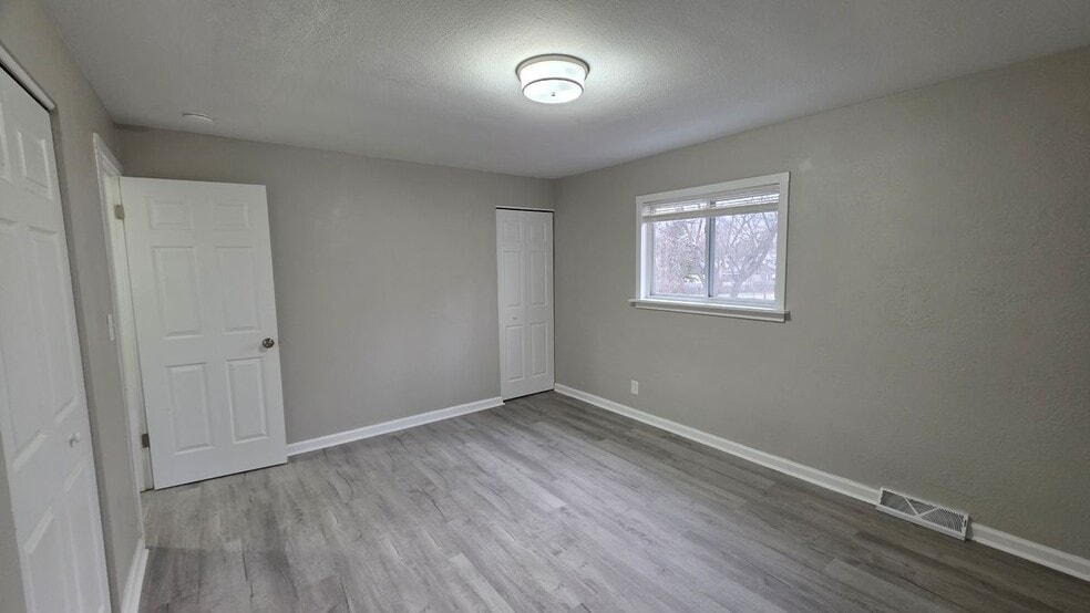 Building Photo - 33507 Berville Ct
