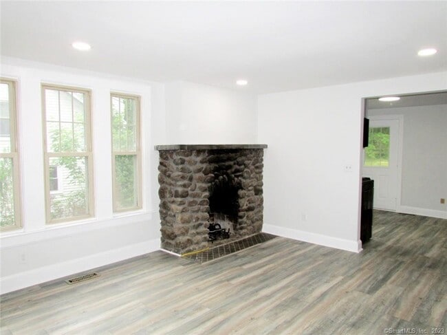 Building Photo - 93 New Harwinton Rd