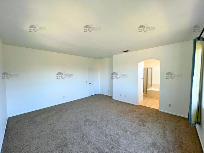 Building Photo - End unit 4 Bedroom House Available Now in ...