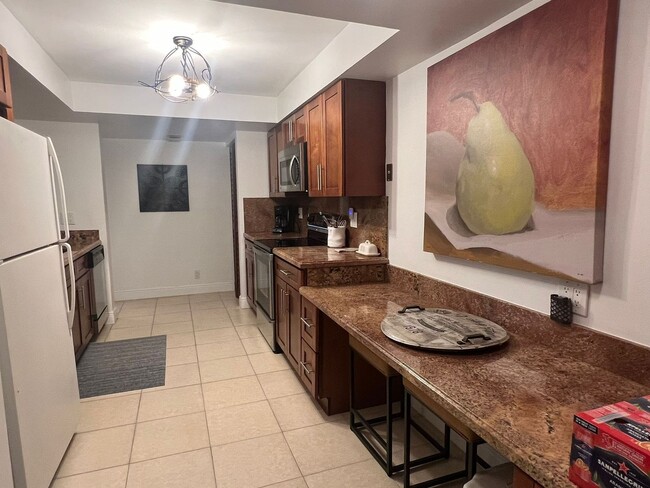 Building Photo - Furnished 2 bedroom 2 Bath condo in a Wond...