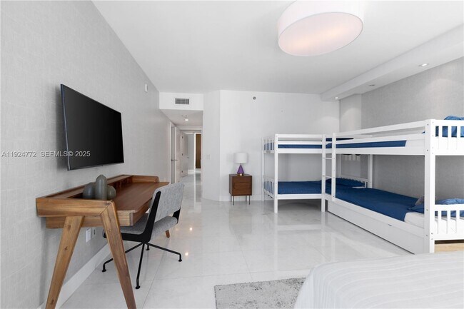 Building Photo - 2711 S Ocean Dr