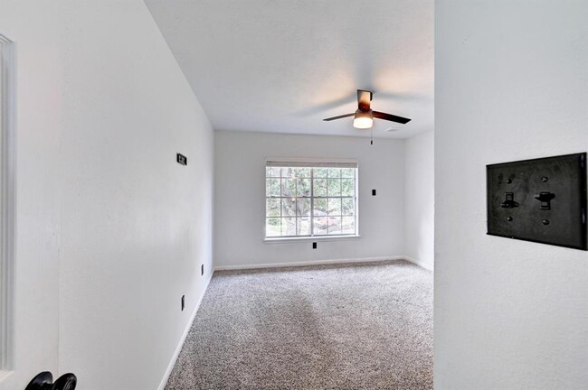 Building Photo - 12915 Stratford Heights Dr