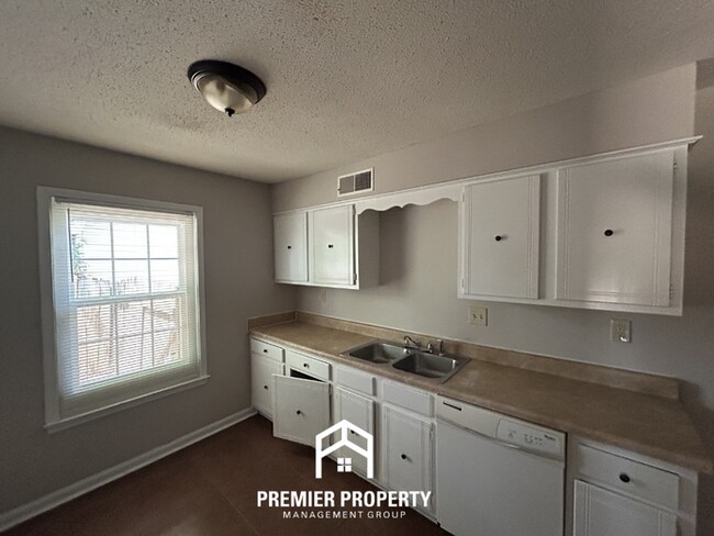 Building Photo - 3BR/2BA Memphis Rental with Attached 2-Car Garage & Hardwood Flooring