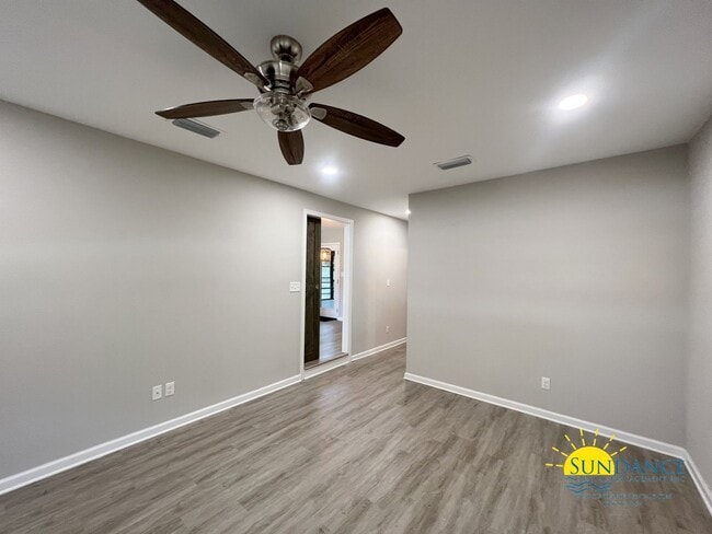 Building Photo - Centrally located and renovated Fort Walto...