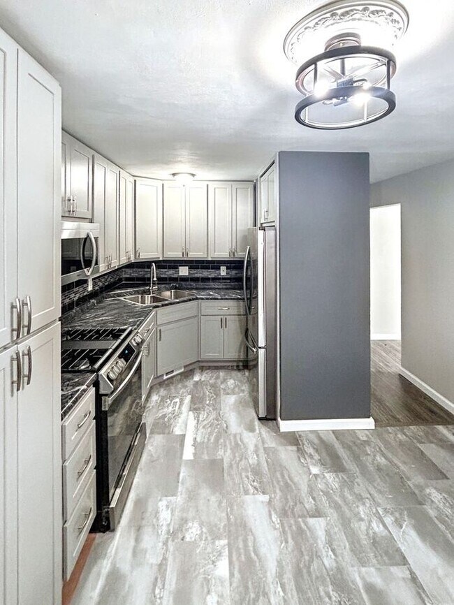 Building Photo - Charming 3-Bedroom Home with Modern Comfor...