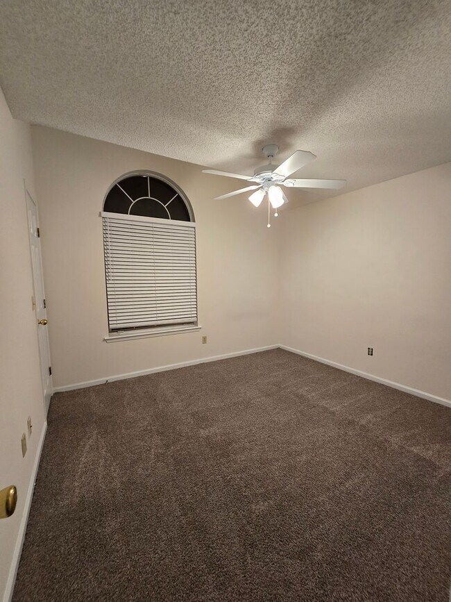 Building Photo - 3 Bedroom 2 Bath at Chimney Lakes