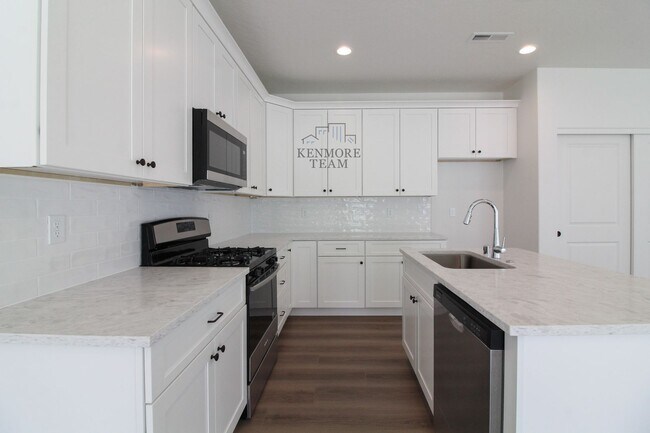 Building Photo - 4 Bedroom, 2.5 Bath Duplex in Kennewick