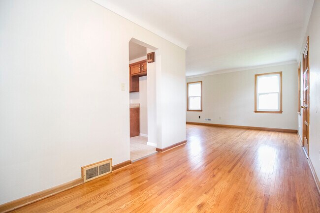 Building Photo - 320 Somerset St