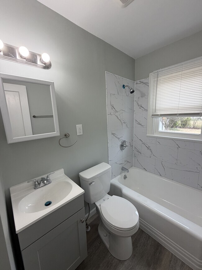 Building Photo - 711 Dennis St