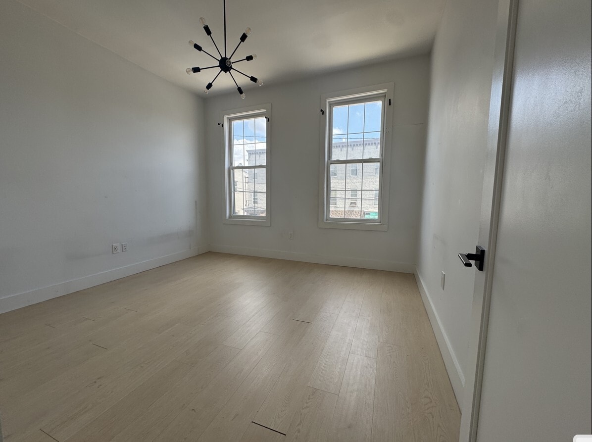 283 Webster 2L - 285 Webster Ave
