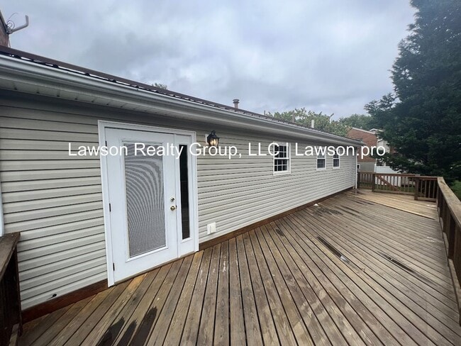 Building Photo - Beautiful Cave Spring Split Level with Bac...