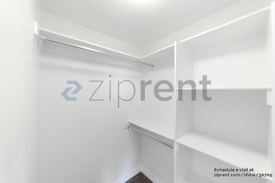 Building Photo - 11622 Oxnard St