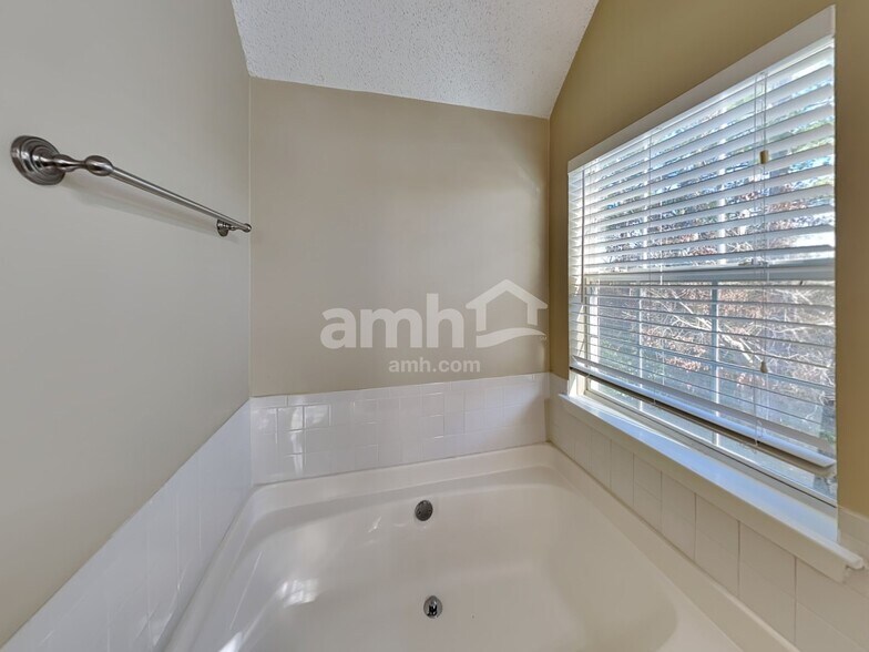 Building Photo - 3555 Spring Mesa Dr
