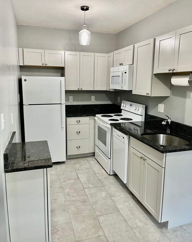 large kitchen - 52 Strathmore Rd