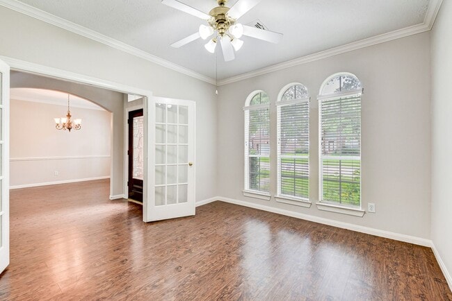 Building Photo - Beautiful 4 bedroom 2.5 bathroom with mass...