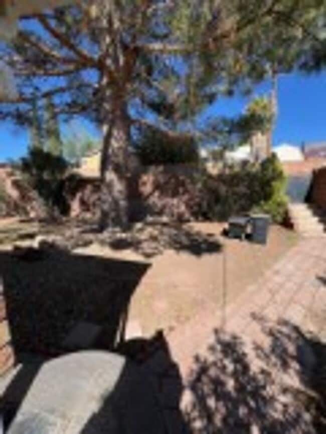 Building Photo - Beautful Brick Home with 3 BD/2 BA & Refri...