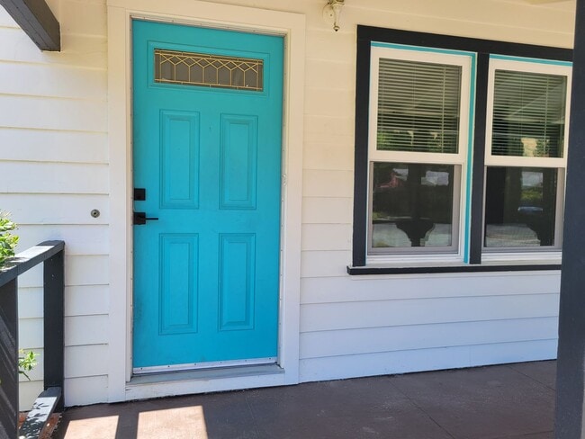 Building Photo - Super Cute Cottage on Large Lot in Quiet Area