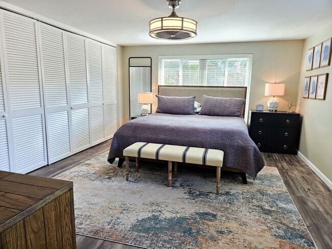 Building Photo - Seasonal Short-Term Venice Island Townhouse Steps from Venice Beach!