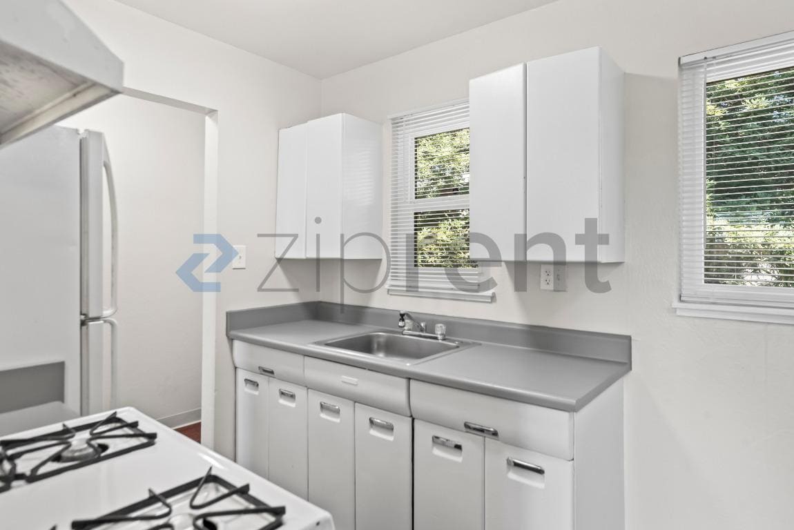 Building Photo - Unit 209