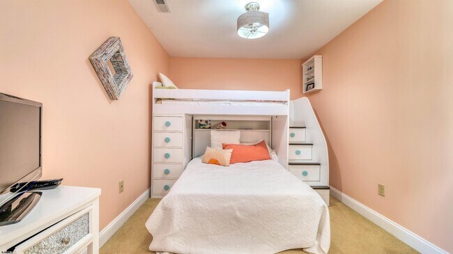 Building Photo - 909 N Cambridge Ave