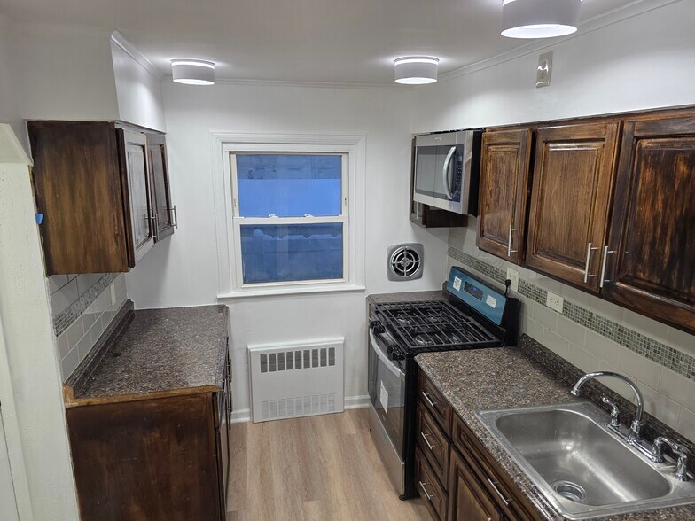 Kitchen stove - 24915 147th Ave