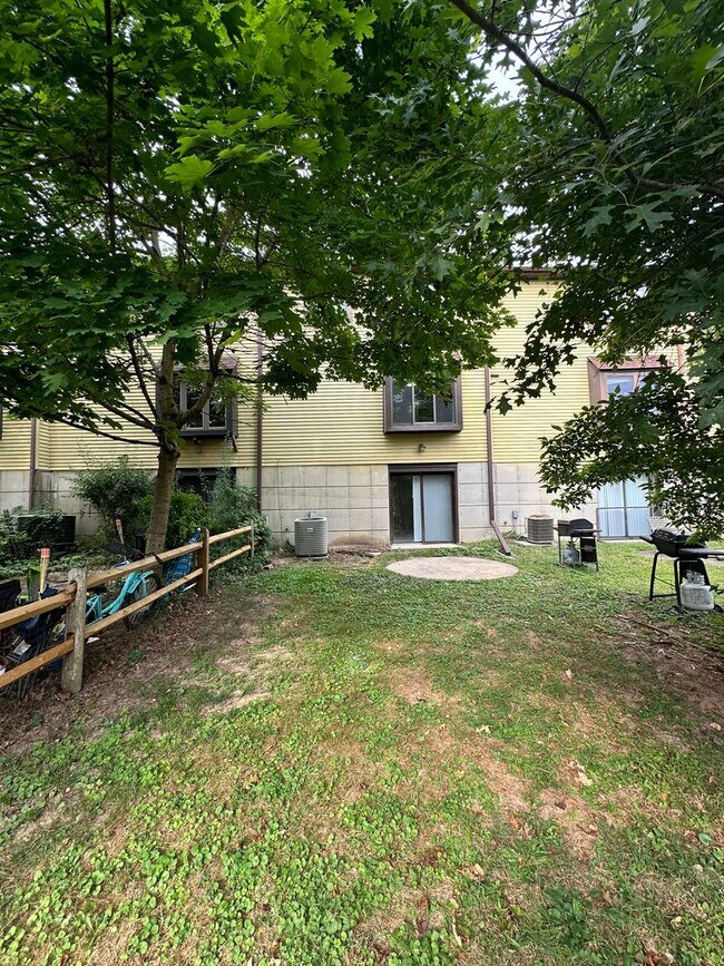 Building Photo - Village Shires Townhome completely Renovated 3 Beds 1.5 Bath Available 9/1