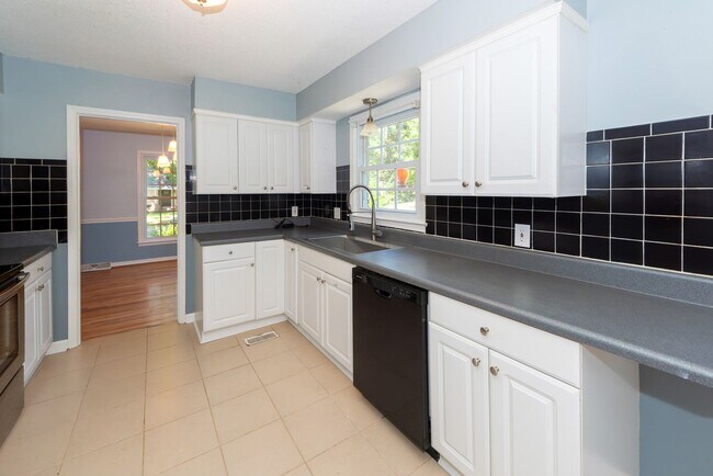 Building Photo - 3 Bedroom 2 Bath Home in Kings Grant - Sum...