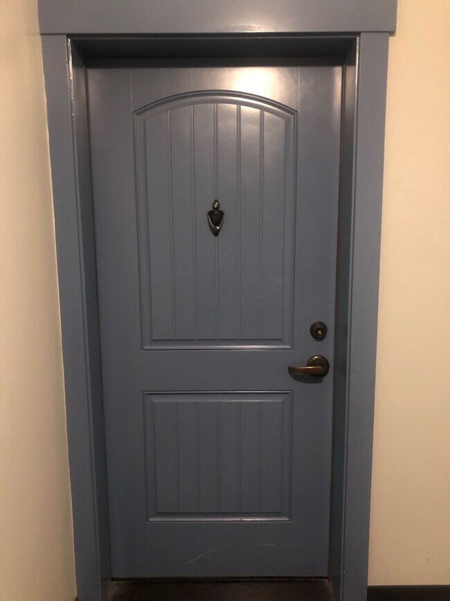 Building Photo - Stunning Down Town Condo in Secure Building