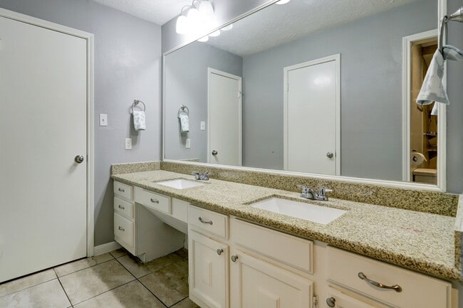 Building Photo - 12346 Huntington Venture Dr
