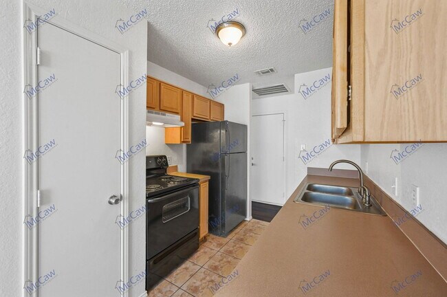 Building Photo - 2139 Vine Ln