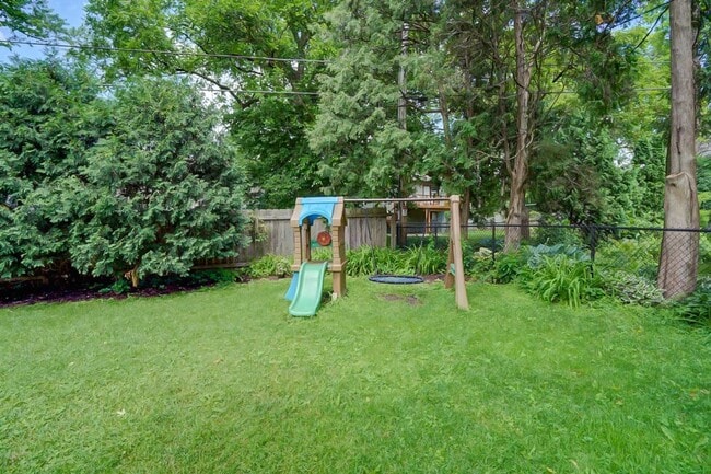 Building Photo - Charming West Side Single Family Home with Mid Century Modern feel