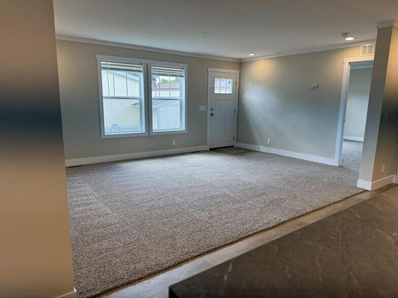 Building Photo - 48571 Lakeview Cir