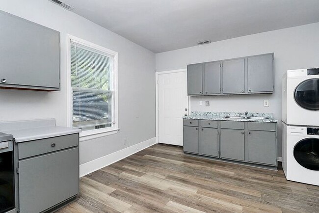 Building Photo - Charming 2nd Floor 2BD/1BA Unit on Pecan Ave!