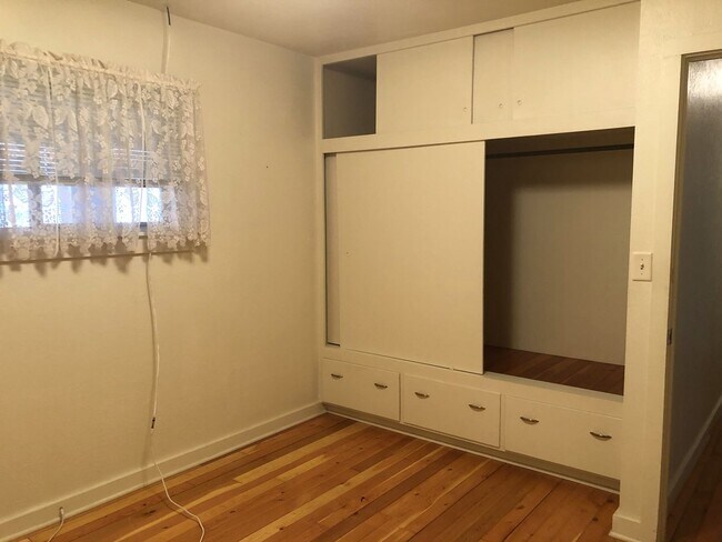 Building Photo - Charming 2-Bed, 1-Bath Hamilton Home with ...