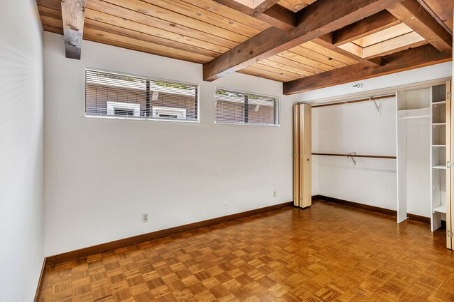 Building Photo - 819 La Jennifer Way